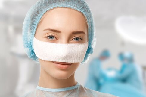 Verband, der während der Rehabilitation nach einer Nasenkorrektur an der Nase befestigt wird