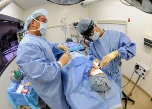 Operation zur Korrektur der Nasenscheidewand in einer israelischen Klinik